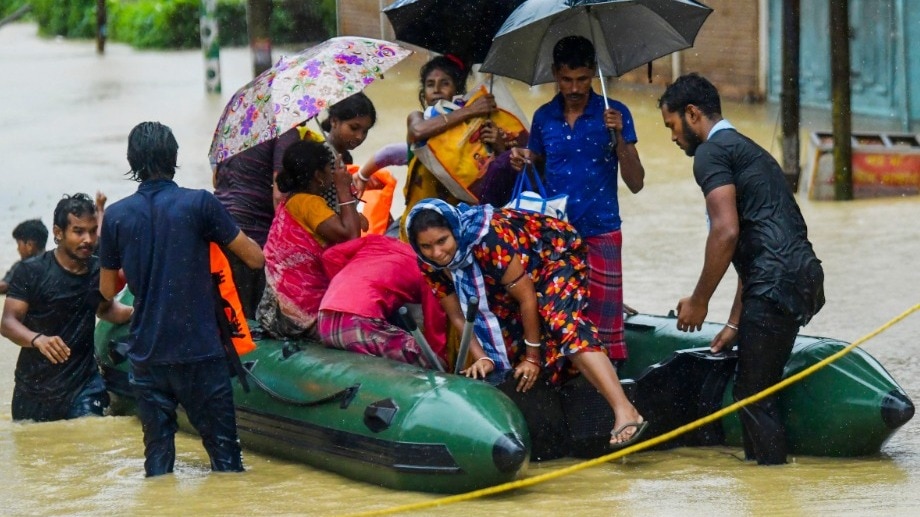 सिक्किम से ब्रह्मपुत्र की घाटी तक बाढ़-बारिश, लैंडस्लाइड का कहर, पूर्वोत्तर में कुदरती तबाही की देखें 10 तस्वीरें