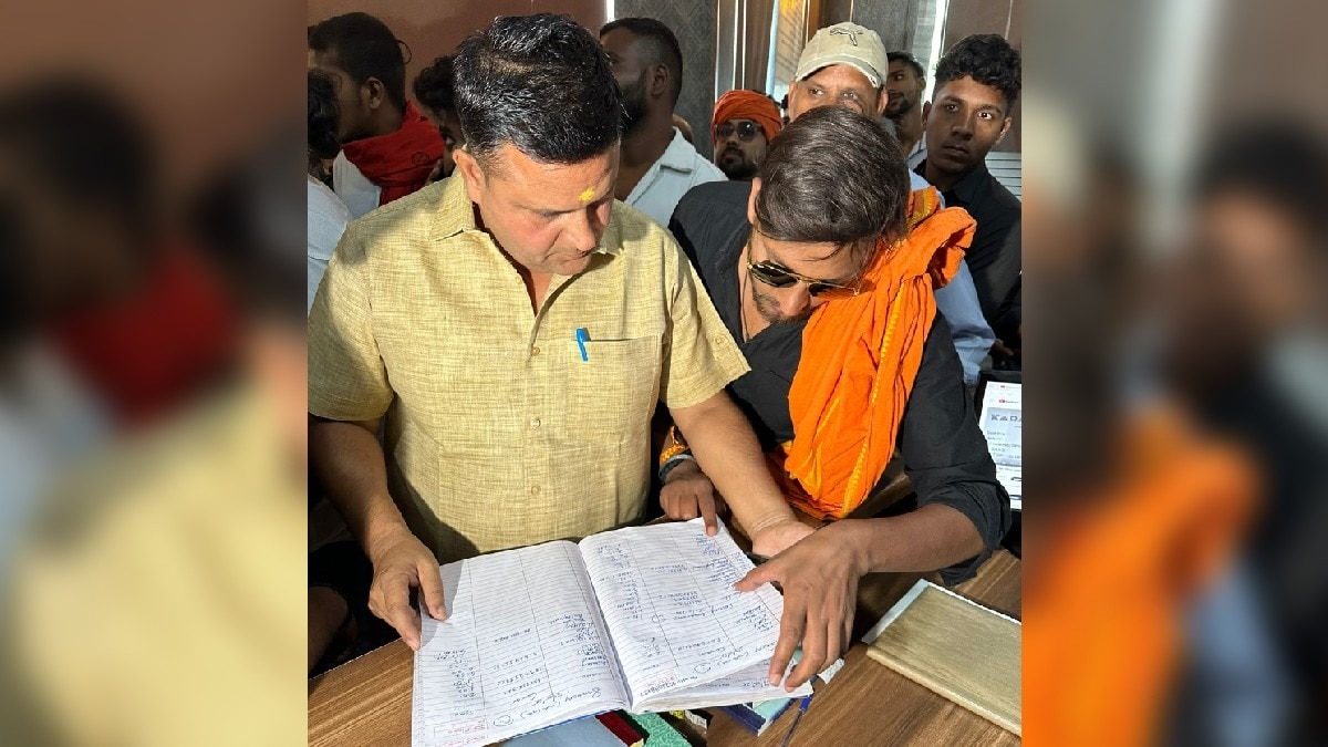 GYM का रजिस्टर चेक करते बजरंग दल कार्यकर्ता.