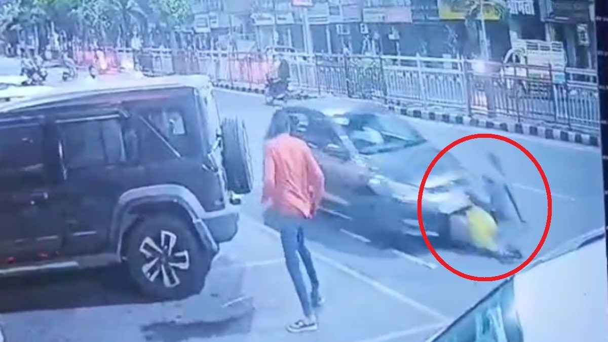 दो युवकों को सरेराह रौंदता हुआ कार सवार.