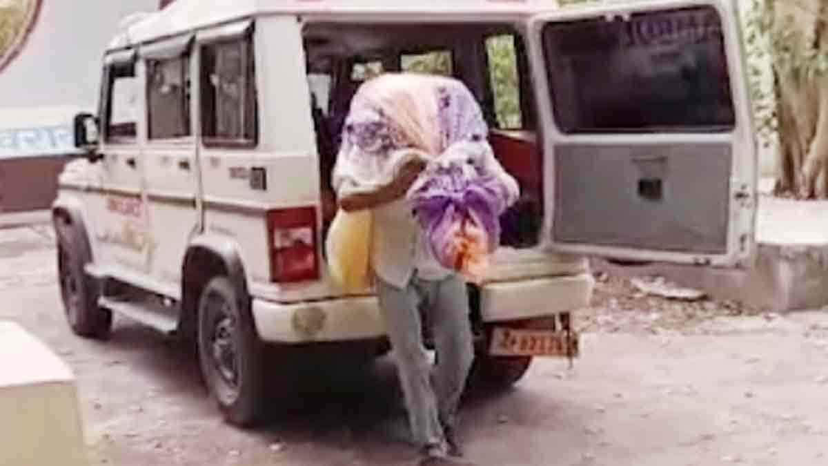 कंधे पर रखकर श्मशान घाट पहुंचाया शव 