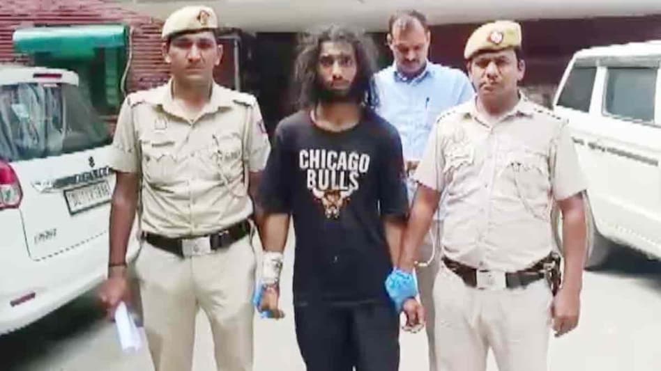 Delhi Crime: प्रेमिका पर धोखा देने का लगाया आरोप... फिर चाकू मारकर की हत्या, शव को जलाने का प्रयास - obsessed lover kills 18 year old girl in delhi lclar - AajTak