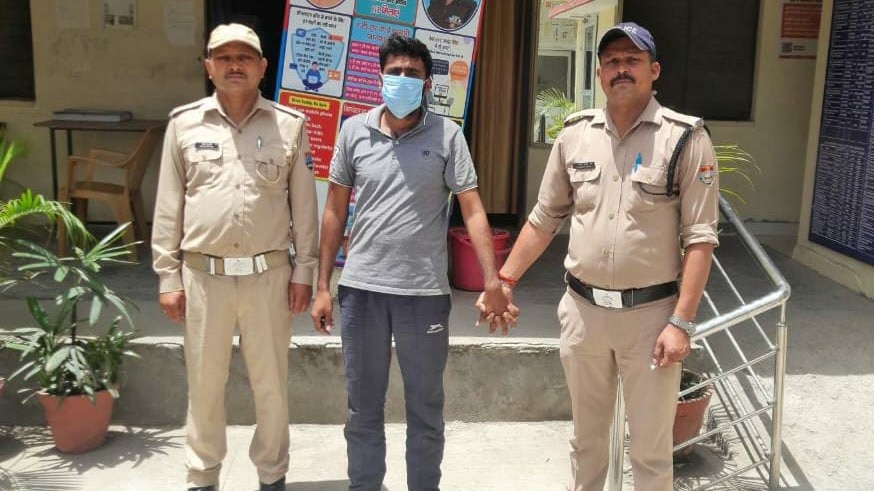 पुलिस की गिरफ्त में आरोपी.