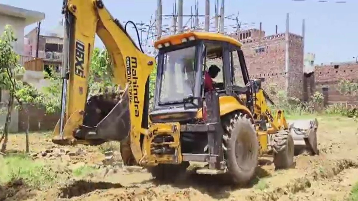 संभल में प्रशासन ने सरकारी जमीन पर बने कब्रिस्तान को किया जमींदोज