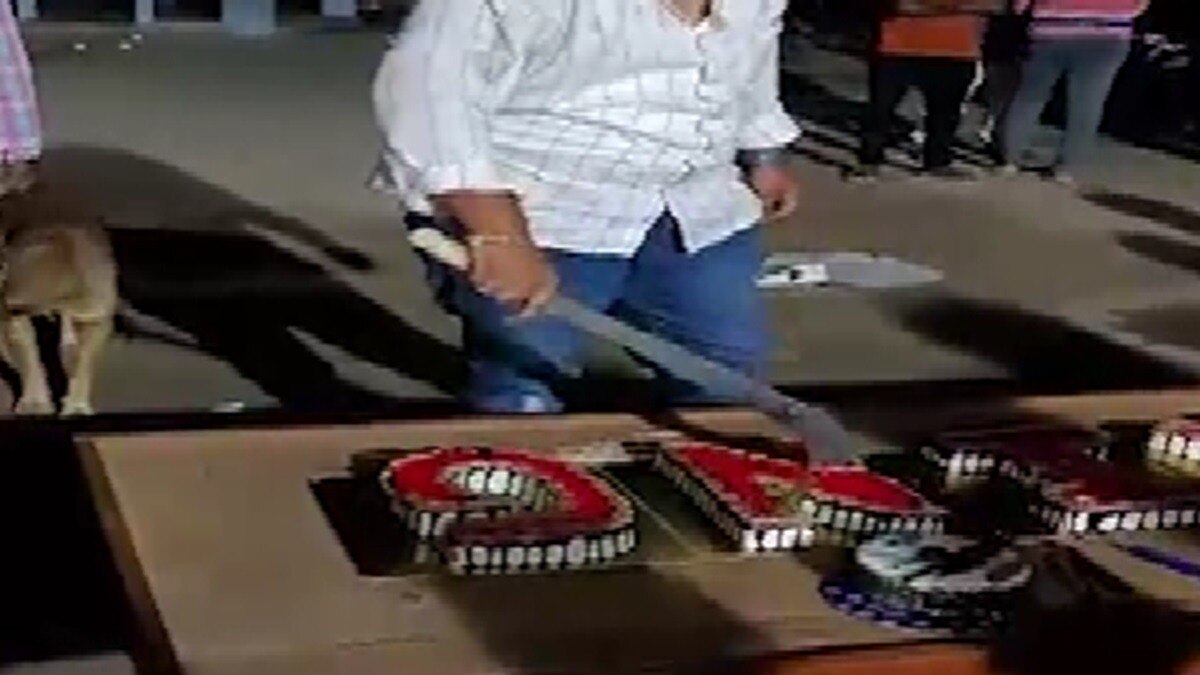 शख्स ने काटा ऐसा केक कि हो गया गिरफ्तार