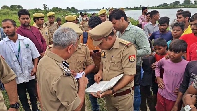 आगरा में हादसे के बाद मौके पर पहुंची पुलिस