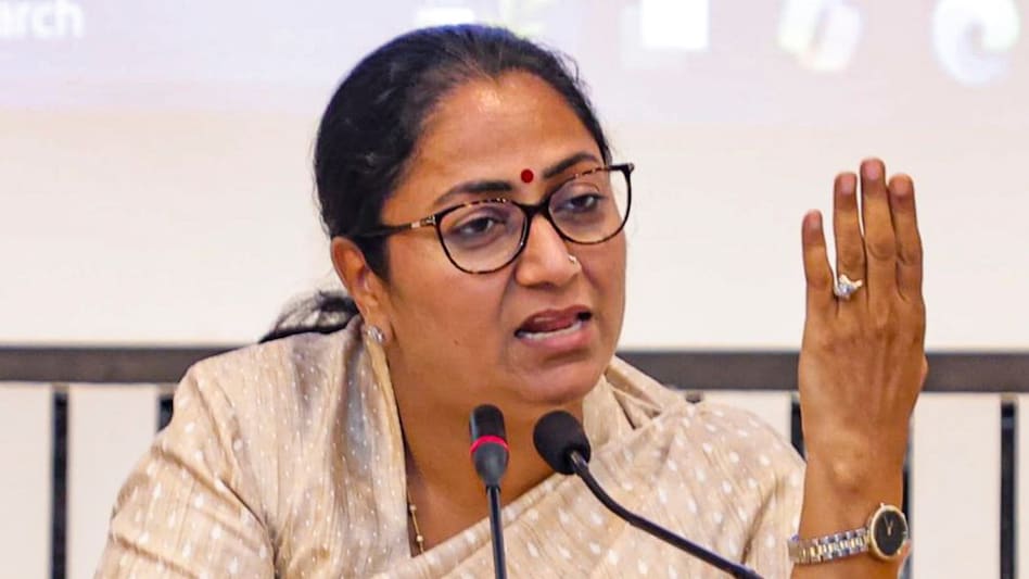 Delhi में वायु प्रदूषण: मुख्यमंत्री रेखा गुप्ता ने खराब सड़कों की मरम्मत और धूल नियंत्रण के लिए उच्च स्तरीय बैठक का नेतृत्व किया 3 ऑड-इवन स्कीम को लेकर दिल्ली सरकार ने किया बड़ा ऐलान, प्रदूषण के खिलाफ बताया मास्टरप्लान - Delhi Rekha Gupta Government Major Action Plan to Combat Air Pollution Artificial Rain Anti ...