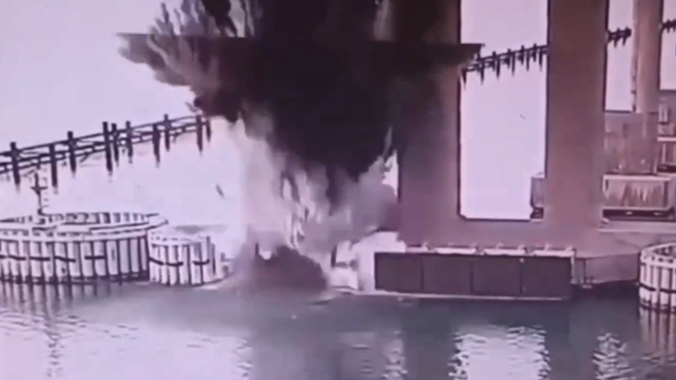 क्रीमिया ब्रिज पर लगाए 1100 किलो अंडरवाटर विस्फोटक, ट्रिगर दबाते ही धमाका... यूक्रेन ने रूस को फिर ललकारा