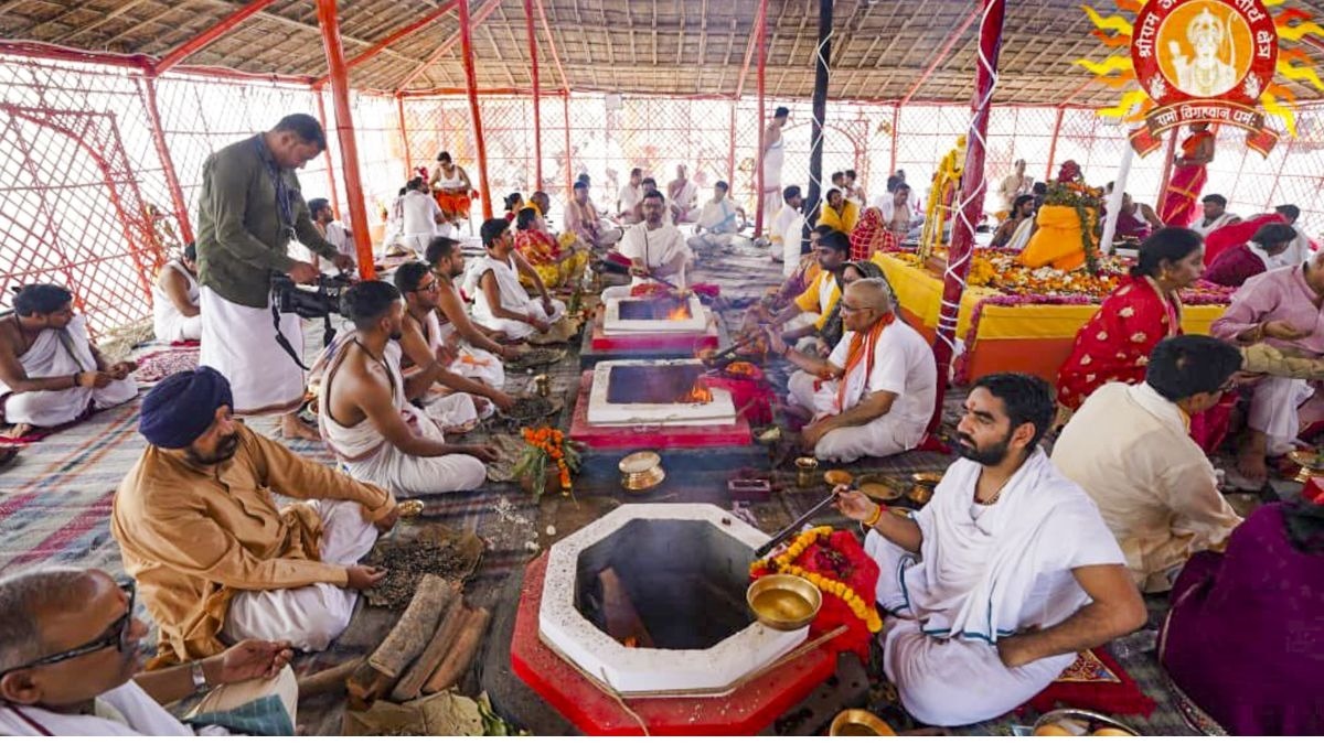 हवन-पूजन के साथ दूसरे दिनके अनुष्ठान शुरू. 