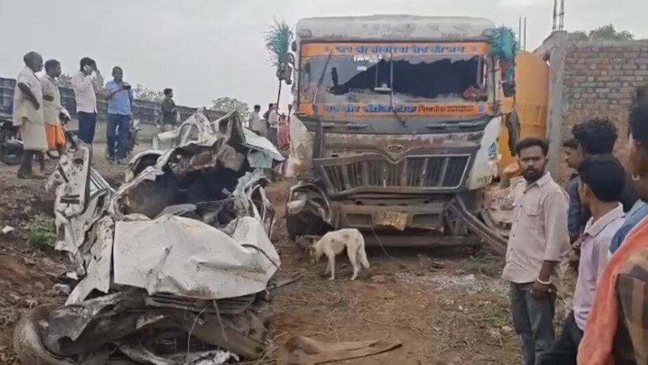 हादसे में क्षतिग्रस्त हुई कार.