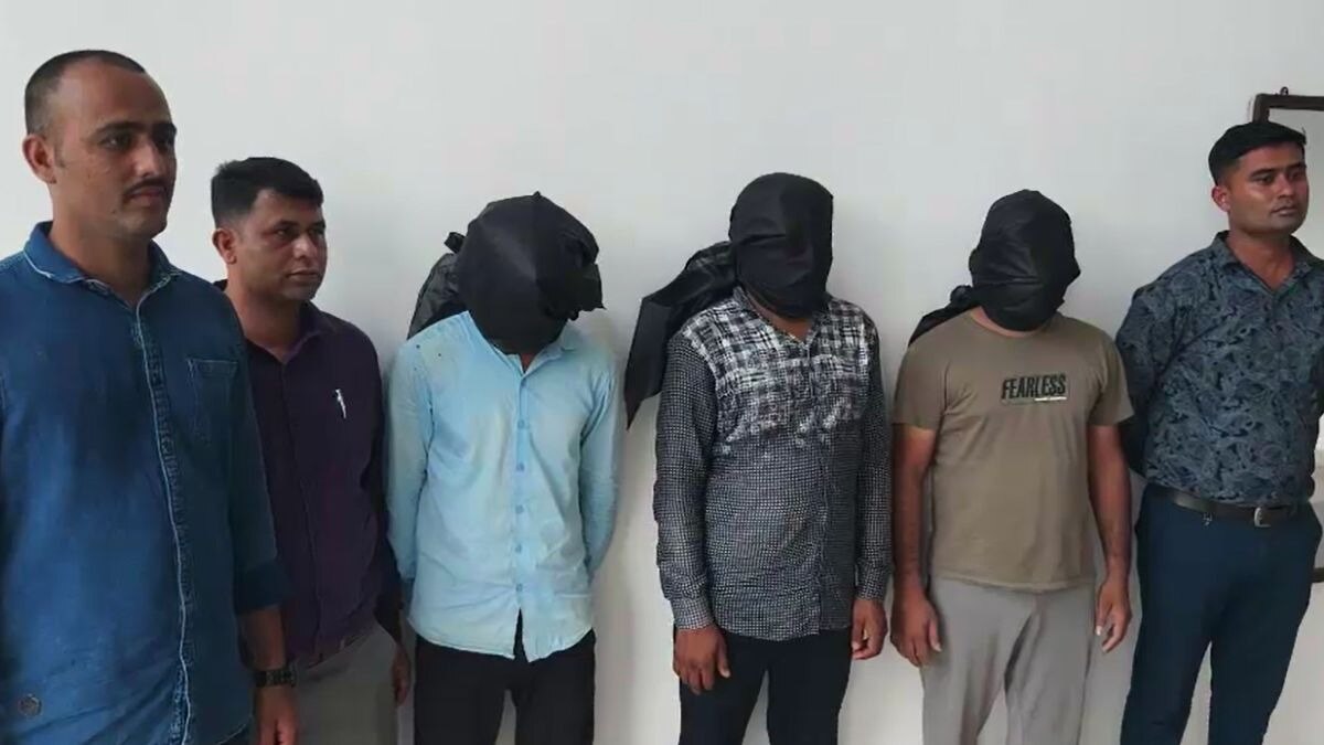 पुलिस की गिरफ्त में आरोपी. (Screengrab)