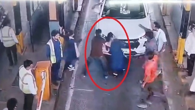 woman employee beaten up at Luharli toll plaza Greater Noida