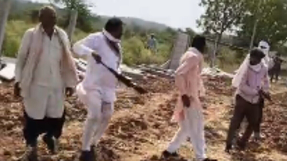 ग्वालियर में परिवार के बीच जमीनी झगड़े में गोलियां चलीं.