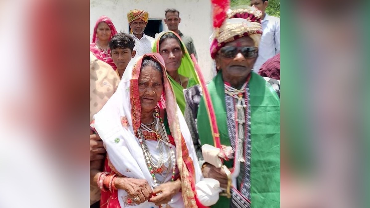  Elderly couple got married after living together for 70 years 