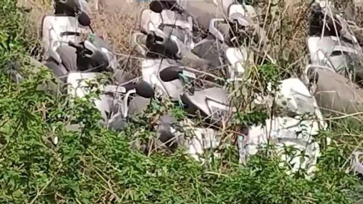 कबाड़ होती स्कूटी. 