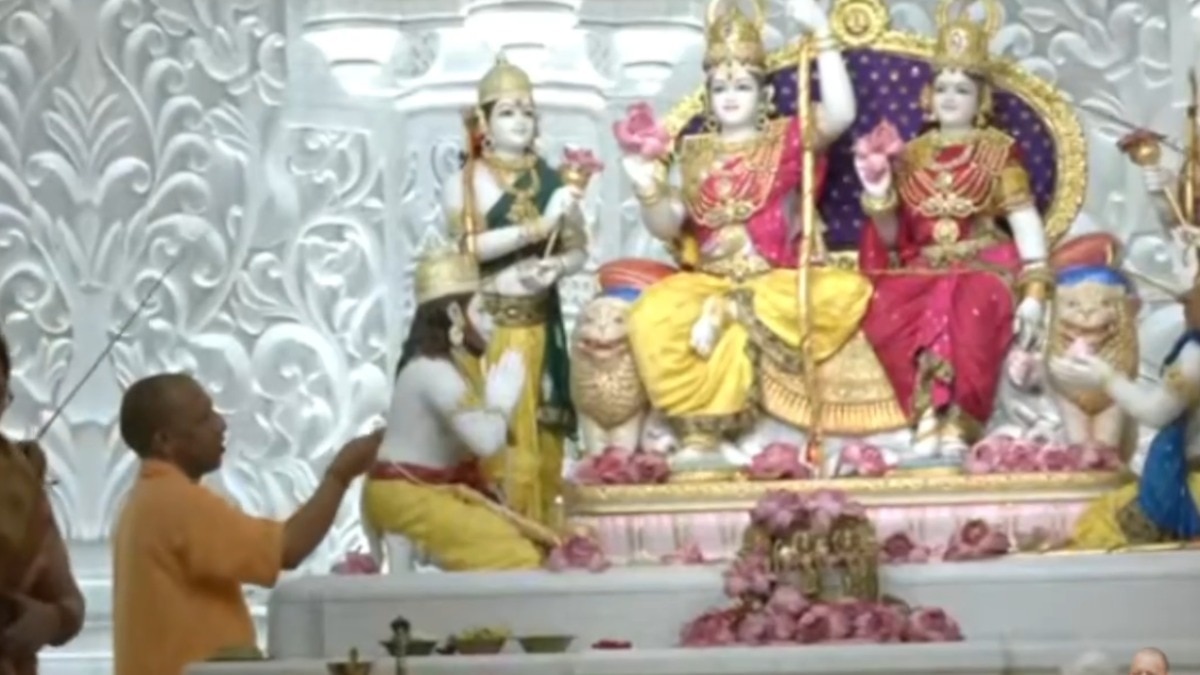 राम मंदिर में पूजा-अर्चना करते सीएम योगी.