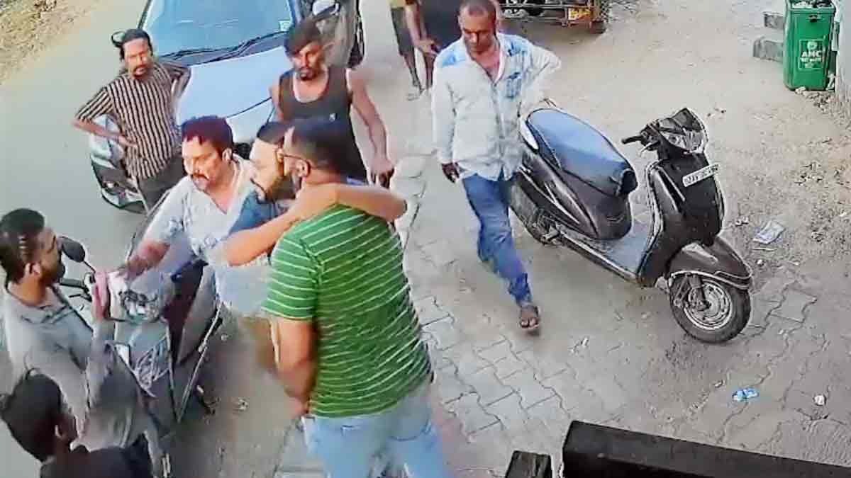 six miscreants openly put a knife on the neck of a man in broad daylight and threatened to kill him
