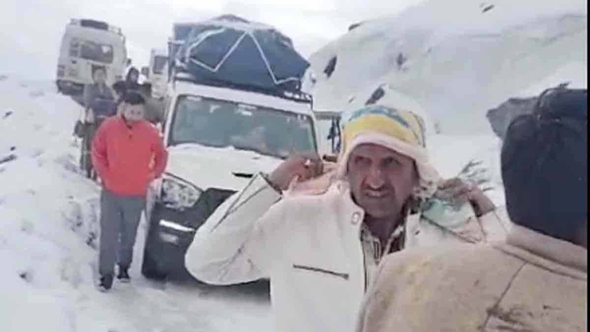 Tourists stranded at Sach Pass in Chamba at an altitude of 14000 feet