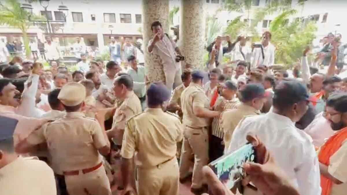 a huge fight broke out between BJP workers and Thackeray Shiv Sena workers