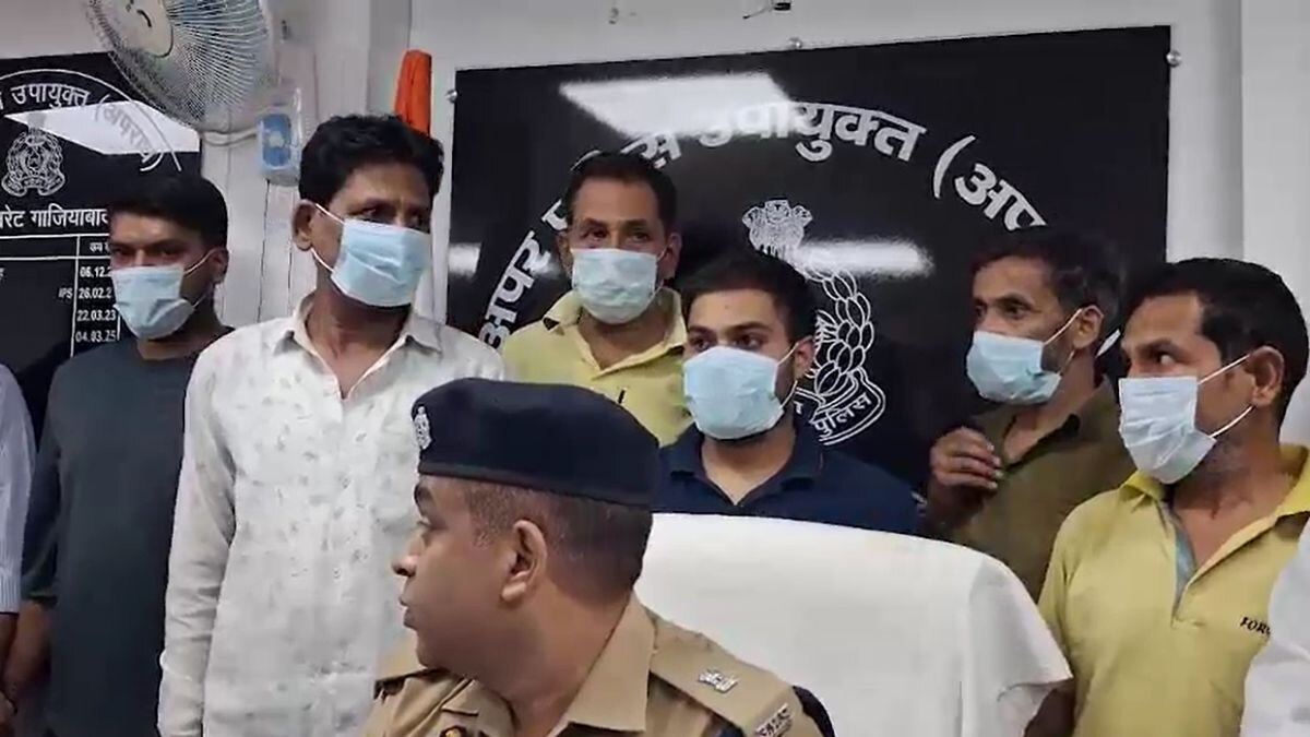 पुलिस की गिरफ्त में आरोपी. 