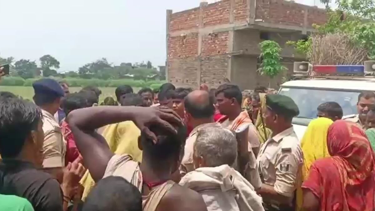 घटना के बाद जांच करने पहुंची पुलिस. (Screengrab)