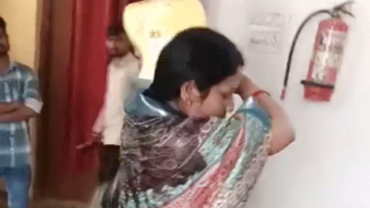 खुद पर मिट्टी का तेल उड़ेलती पूर्व विधायक की पत्नी.