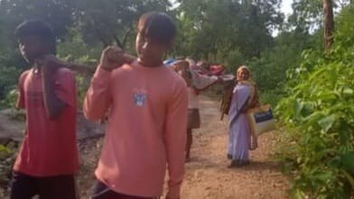  खाट बनी एंबुलेंस.