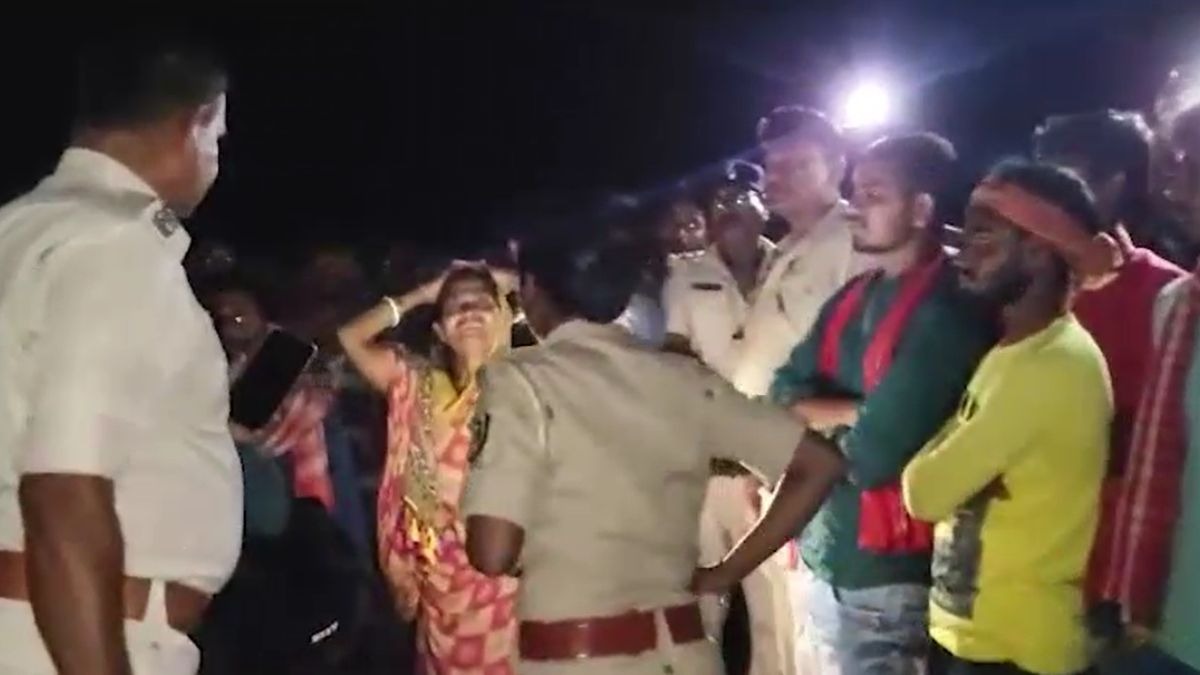 मौके पर पहुंचकर लोगों से बात करती पुलिस. (Screengrab)