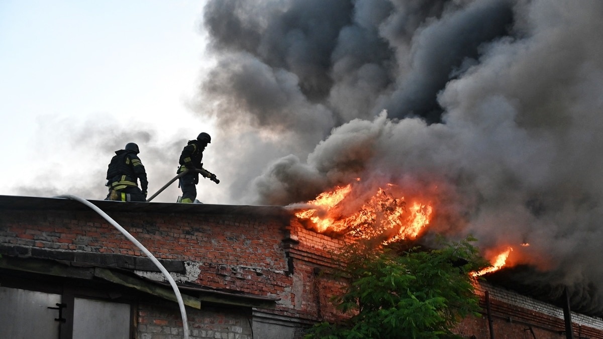 18 इमारतें जमींदोज, 3 की मौत... यूक्रेन में रूस ने फिर मचाई तबाही, ड्रोन और मिसाइलों से किया धुआं-धुआं
