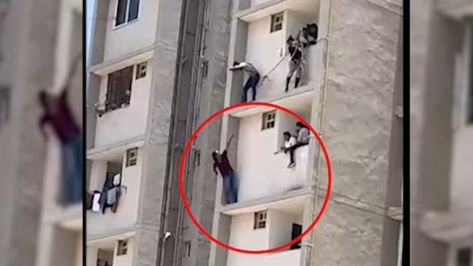 गिरफ्तारी से बचने के लिए 5वें फ्लोर पर चढ़ा अपराधी, कूदने की धमकी देने के बाद करने लगा लाइव स्ट्रीमिंग