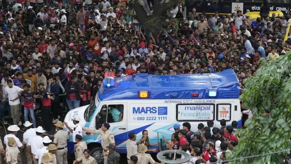 Bengaluru stampede - Bengaluru Stampede: कर्नाटक पुलिस को पहले से थी 'अनहोनी' की आशंका, भगदड़ से पहले सिद्धारमैया सरकार को लिखी चिट्ठी से खुलासा - Bengaluru stampede cops ...