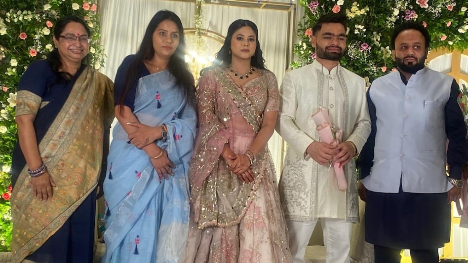 Priya Saroj-Rinku Singh: प्रिया सरोज का ये Video हो रहा वायरल, सगाई में जमकर कीं डांस, रिंकू सिंह ने दिया साथ - priya saroj rinku singh engagement dance video photo lclnt -