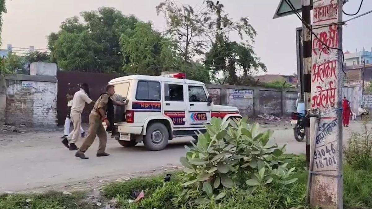 बीच रास्ते में बंद हुई डायल 112 की गाड़ी