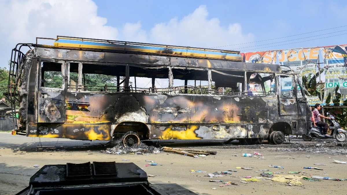 इंफाल ईस्ट में प्रदर्शनकारियों ने बस को लगाई आग