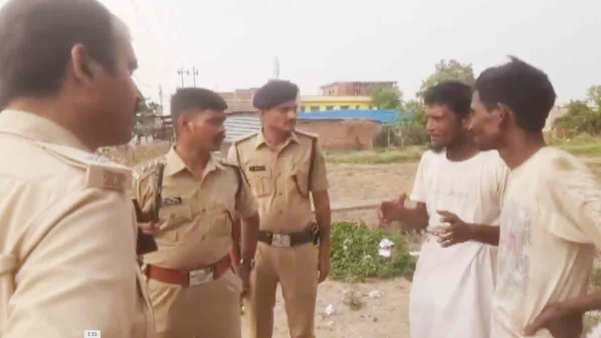 हत्या के मामले में पूछताछ करती पुलिस 