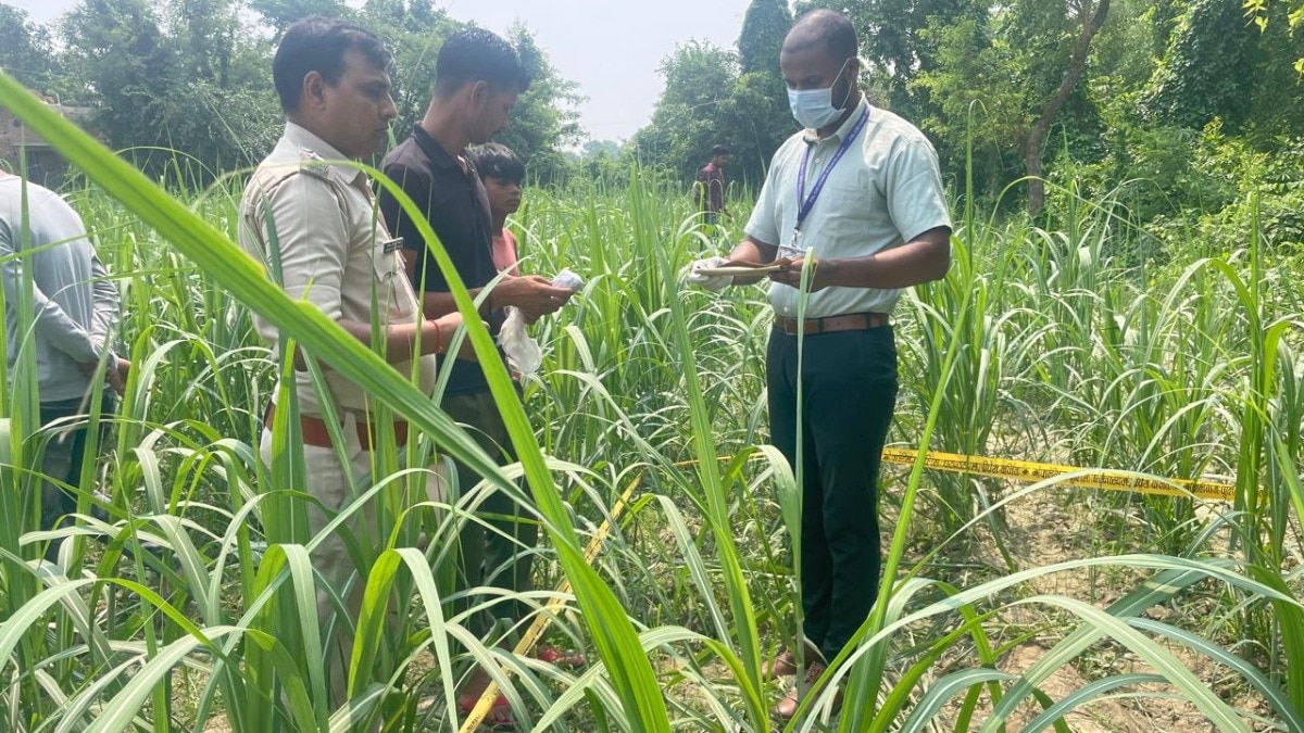 जांच करती टीम.