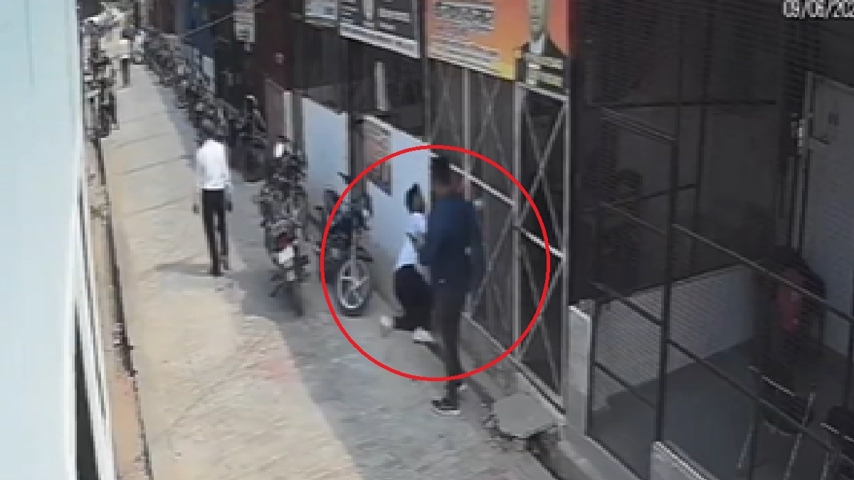 तहसील में चलते- चलते अचानक गिरा वकील और हो गई मौत