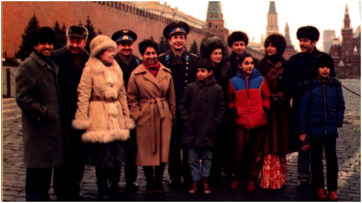 मॉस्को में अपनी पत्नियों के भारतीय और सोवियत अंतरिक्ष यात्री/इंडिया टुडे मैगजीन