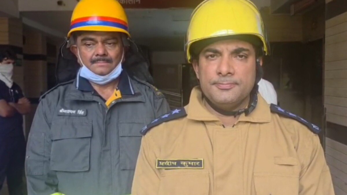 मेट्रो हॉस्पिटल में लगी आग की जानकारी देते फायर अधिकारी.