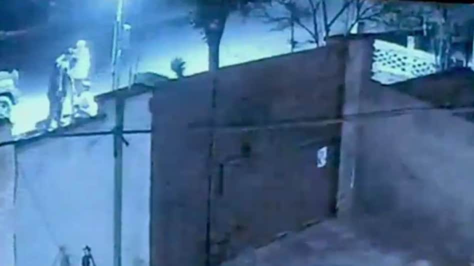 फरीदकोट में Thar वालों की गुंडागर्दी... बीच रोड पर युवक को पीटा, 46 हजार रुपये और मोबाइल छीना, Video - thar car riders beat and rob youth in Faridkot entire incident captured