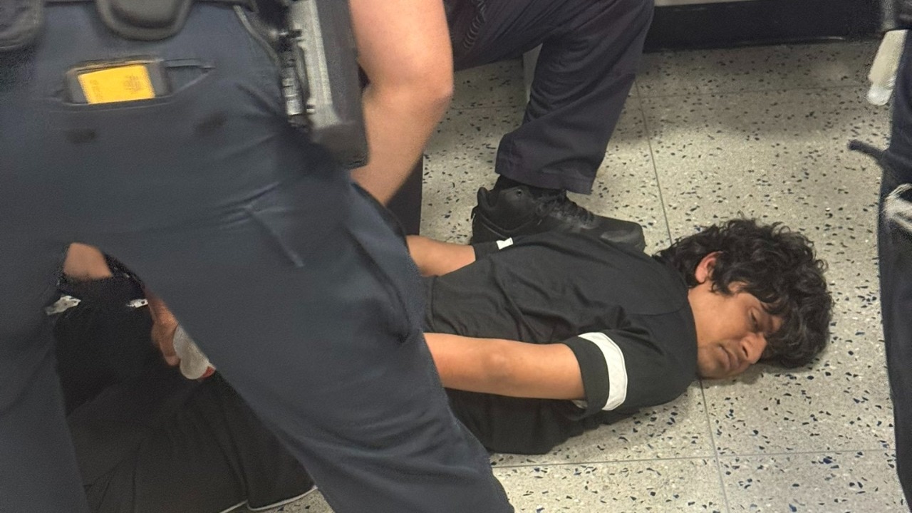 'बिना वीजा पहुंचा था...', अमेरिका ने बताई एयरपोर्ट पर भारतीय युवक को हथकड़ी लगाने की वजह