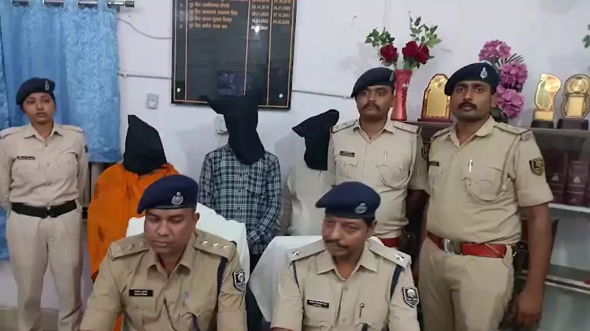 पुलिस की गिरफ्त में आरोपी. (Screengrab)