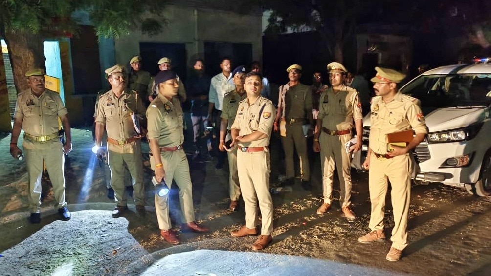 घटनास्थल पर मौजूद भदोही पुलिस 