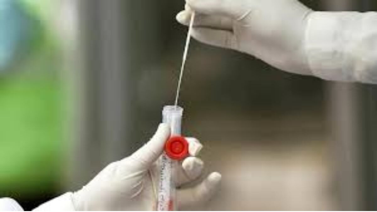 गांव में जांच में जुटी स्वास्थ्य विभाग की टीम. (Representational image)