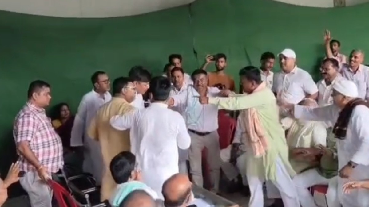सीतामढ़ी में RJD कार्यालय में दो गुट भिड़े