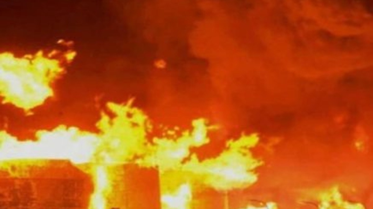 नागपुर के महल स्थित जय कमल कॉम्प्लेक्स में लगी भीषण आग की चपेट में आकर दो लोगों की मौत हो गई. (प्रतीकात्मक तस्वीर)