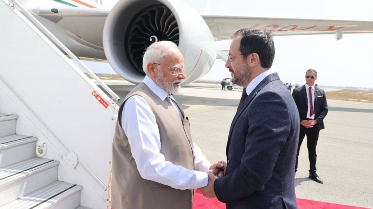 PM मोदी साइप्रस पहुंचे, राष्ट्रपति निकोस क्रिस्टोडुलाइड्स ने किया वेलकम.. व्यापार, निवेश समेत इन मुद्दों पर होगी बात - PM Modi reached Cyprus President Nikos ...