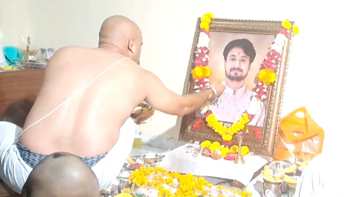 राजा की आत्मा की शांति के लिए की गई पूजा.