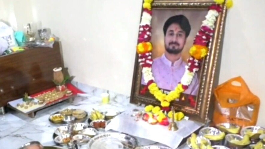 राजा की आत्मा की शांति के लिए की गई पूजा.