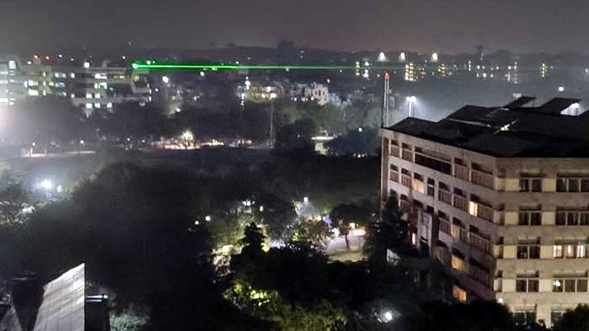 IIT दिल्ली कैंपस में जो हरी लाइट दिख रही वही है क्वांटम कम्यूनिकेशन सिस्टम.