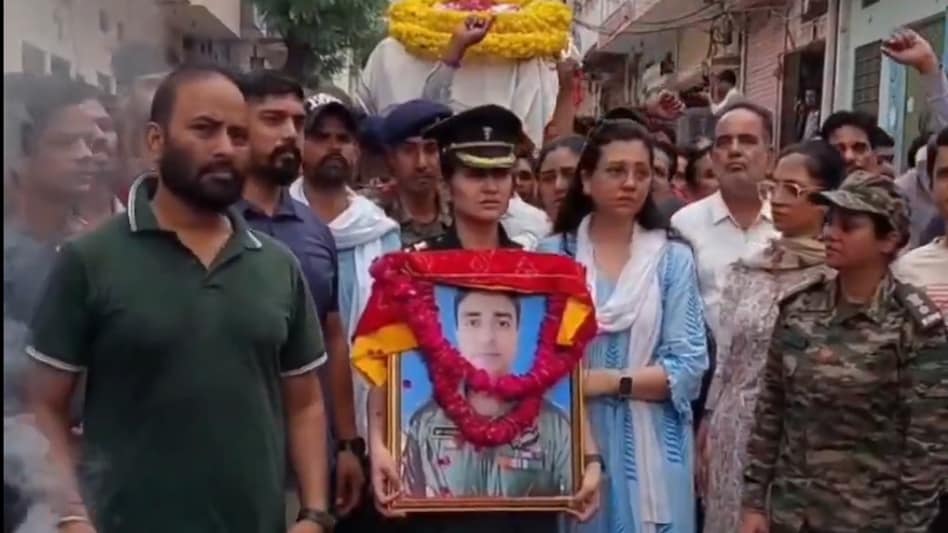 हाथ में तस्वीर, शरीर पर सेना की वर्दी… पायलट पति की अंतिम यात्रा में कर्नल पत्नी ने यूं दी सलामी, हर आंख भर आई - Jaipur wife Lt Col Deepika Chauhan saluted